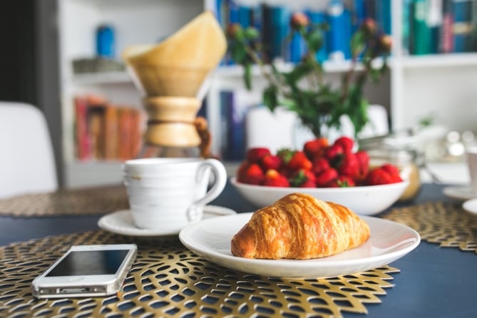 business breakfast seminar - free croissant and coffee